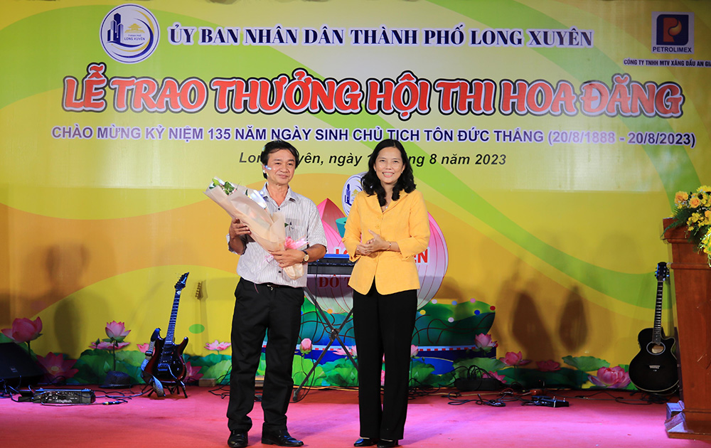 TP Long Xuyên trao giải Hội thi hoa đăng mừng sinh nhật Chủ tịch Tôn Đức  Thắng  Báo An Giang Online