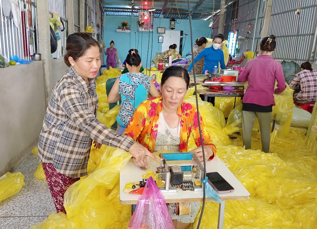 Thoát nghèo nhờ nghề may áo mưa