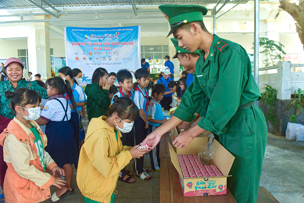 Tuổi trẻ An Giang hướng về biển, đảo quê hương