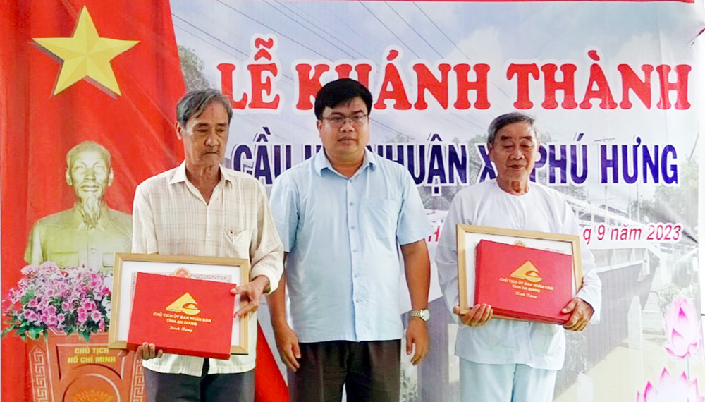 Thêm cây cầu bê-tông ở xã nông thôn mới Phú Hưng