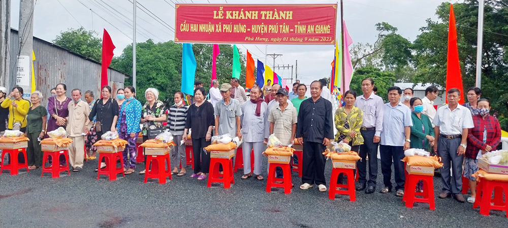 Thêm cây cầu bê-tông ở xã nông thôn mới Phú Hưng