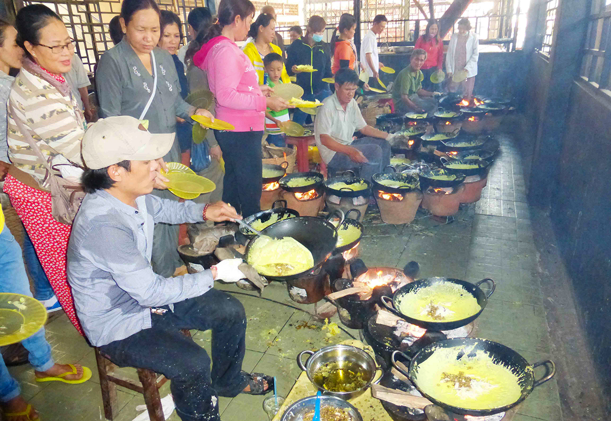 Về Bảy Núi thưởng thức bánh xèo miễn phí vào mùa Vu lan