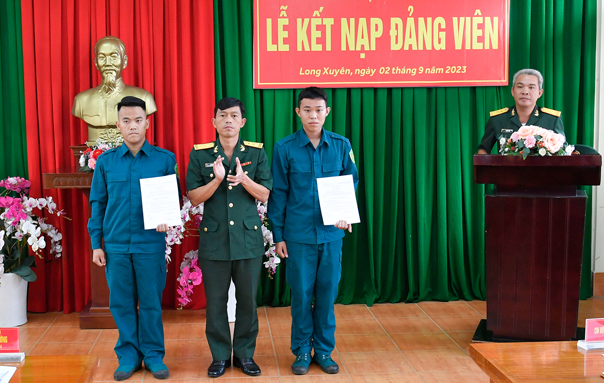 Kết nạp 2 dân quân thường trực vào Đảng