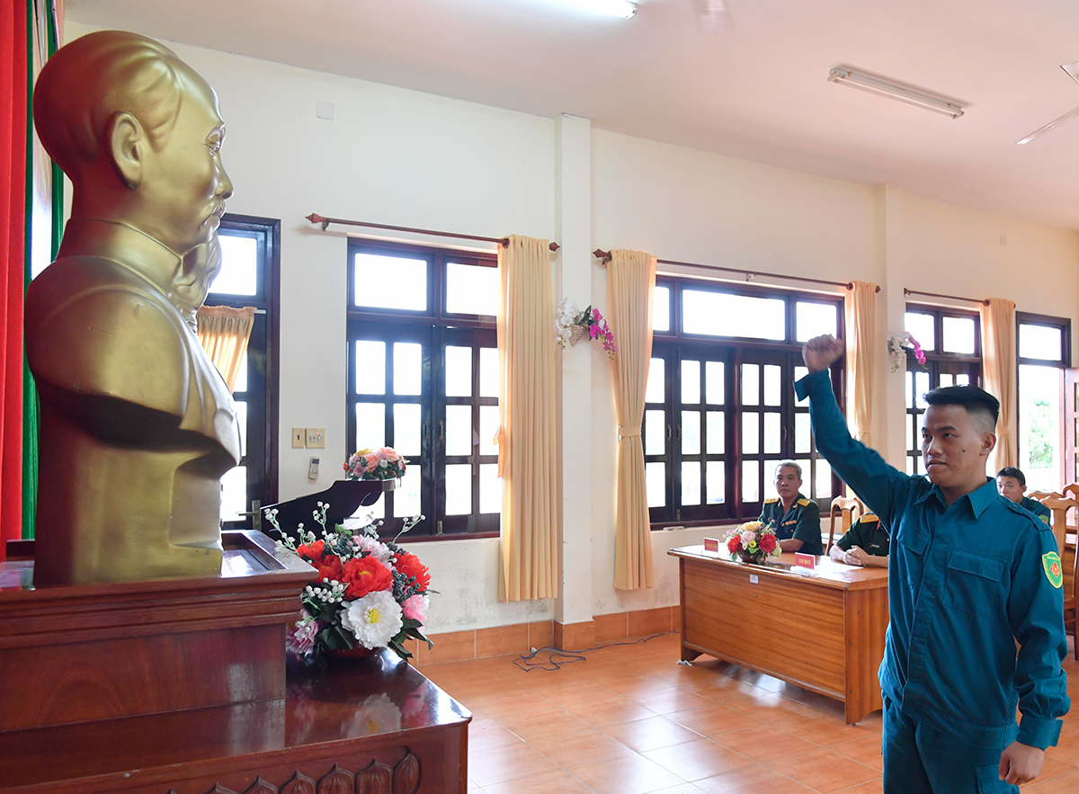 Kết nạp 2 dân quân thường trực vào Đảng