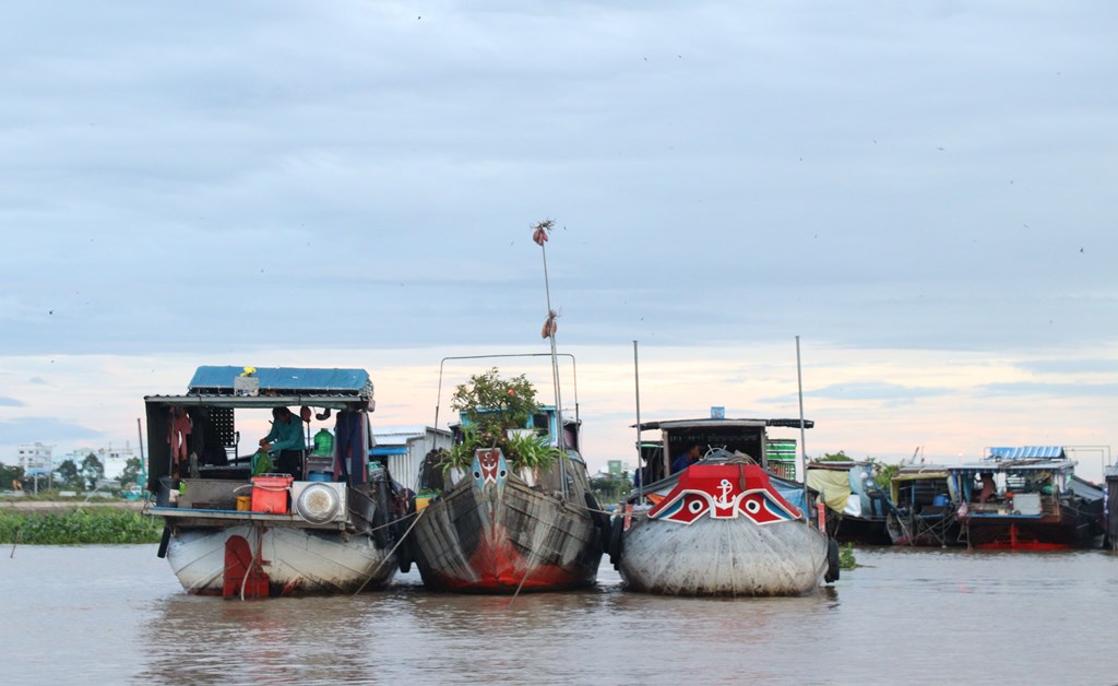 Bình minh ở chợ nổi Long Xuyên