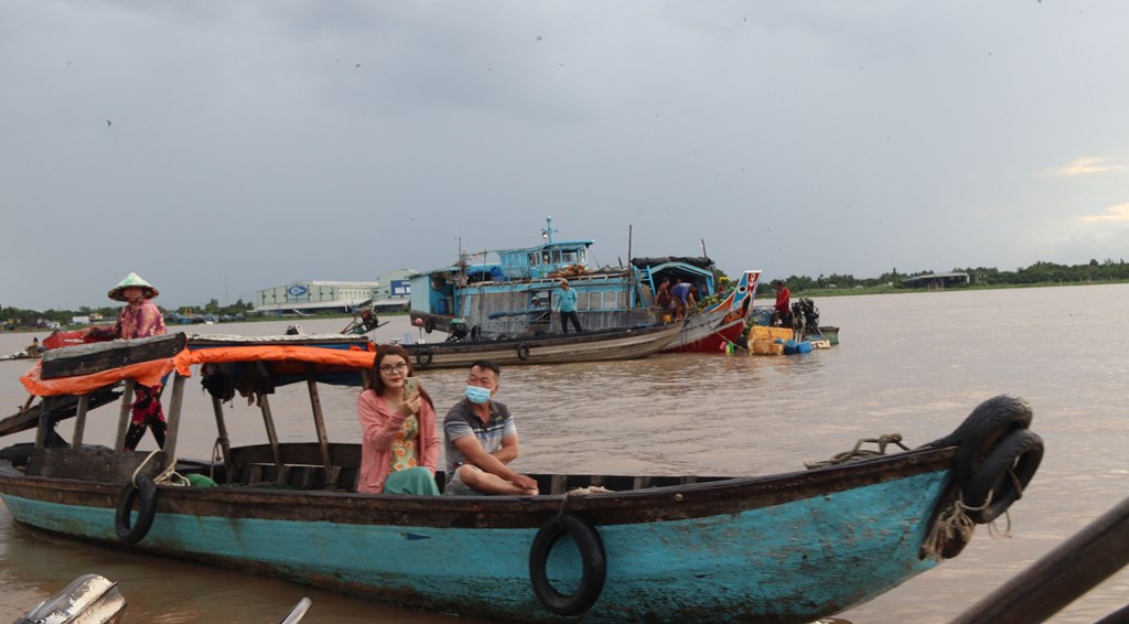 Bình minh ở chợ nổi Long Xuyên