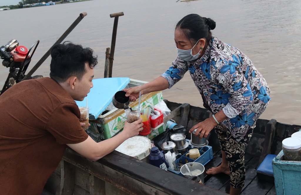 Bình minh ở chợ nổi Long Xuyên