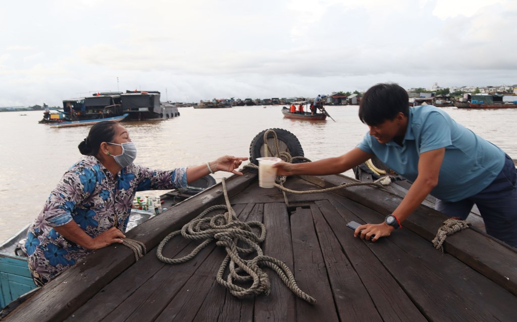 Bình minh ở chợ nổi Long Xuyên