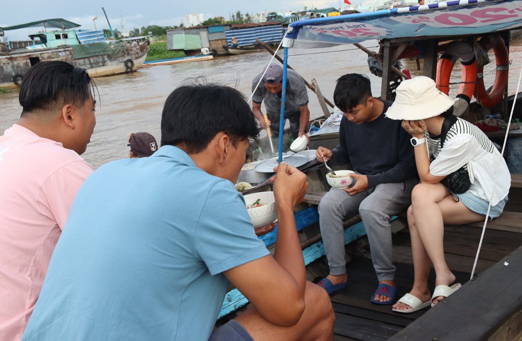 Bình minh ở chợ nổi Long Xuyên