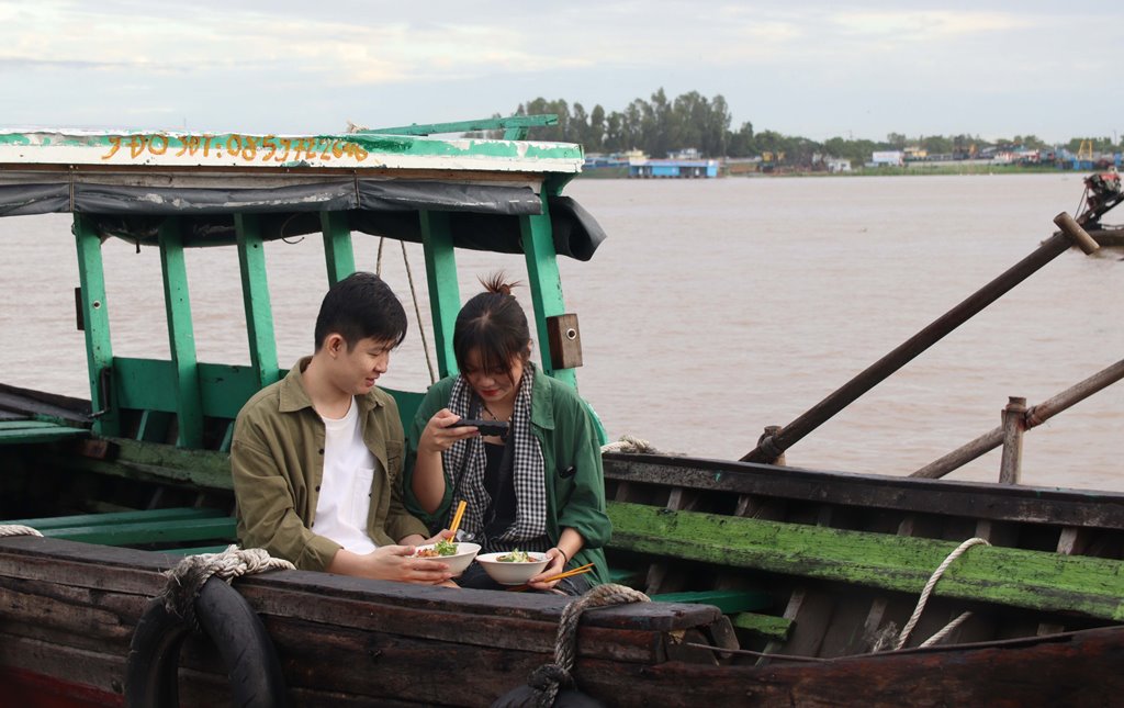 Bình minh ở chợ nổi Long Xuyên