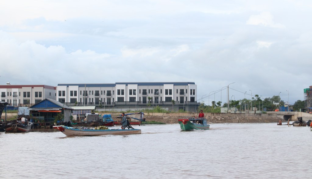 Bình minh ở chợ nổi Long Xuyên
