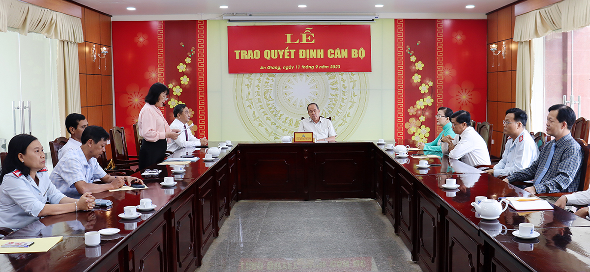 UBND tỉnh An Giang trao quyết định cán bộ