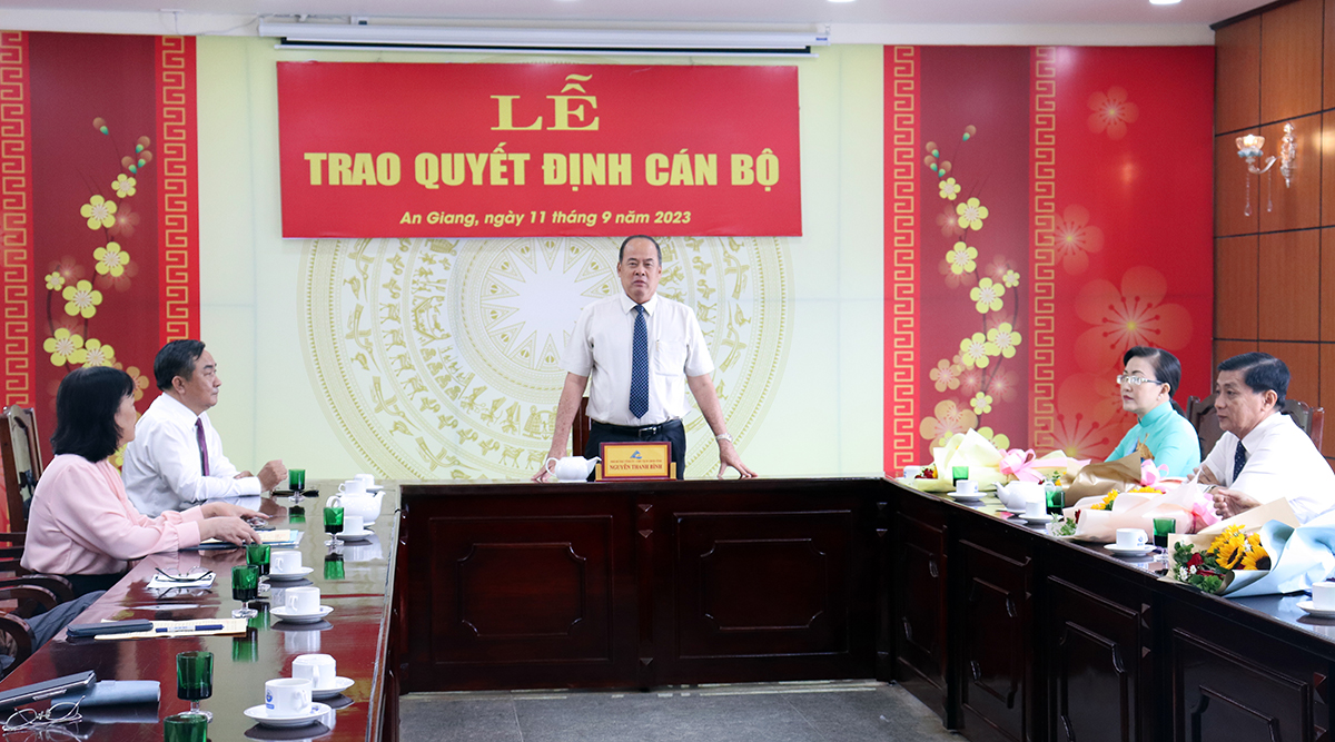 UBND tỉnh An Giang trao quyết định cán bộ