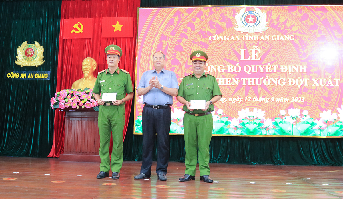 Nhẫn tâm ném con người yêu cũ xuống sông