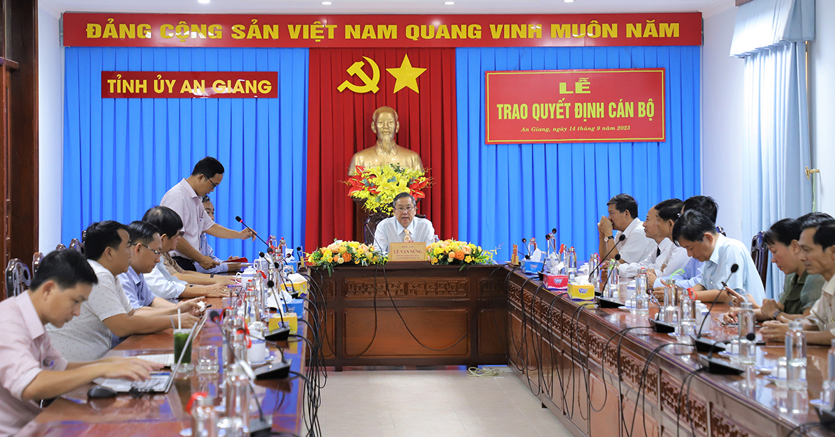 Trao quyết định 2 cán bộ thuộc diện Ban Thường vụ Tỉnh ủy An Giang quản lý