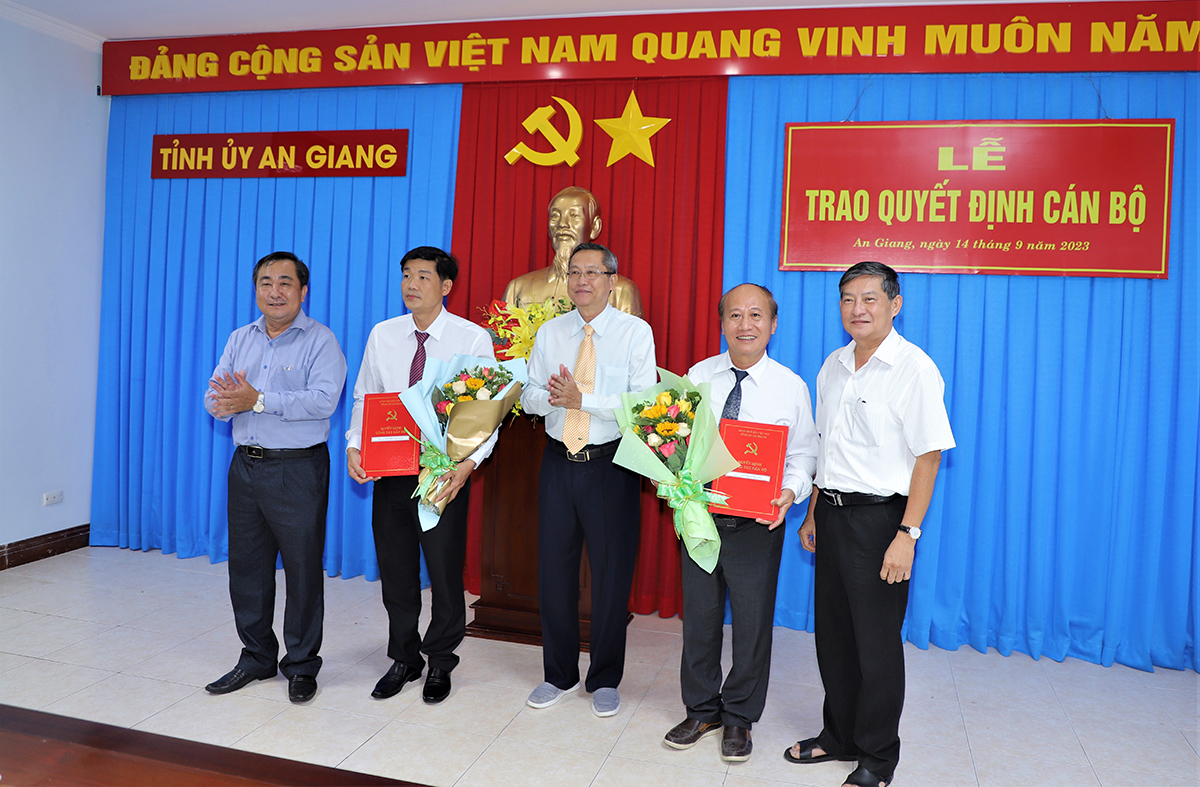 Trao quyết định 2 cán bộ thuộc diện Ban Thường vụ Tỉnh ủy An Giang quản lý