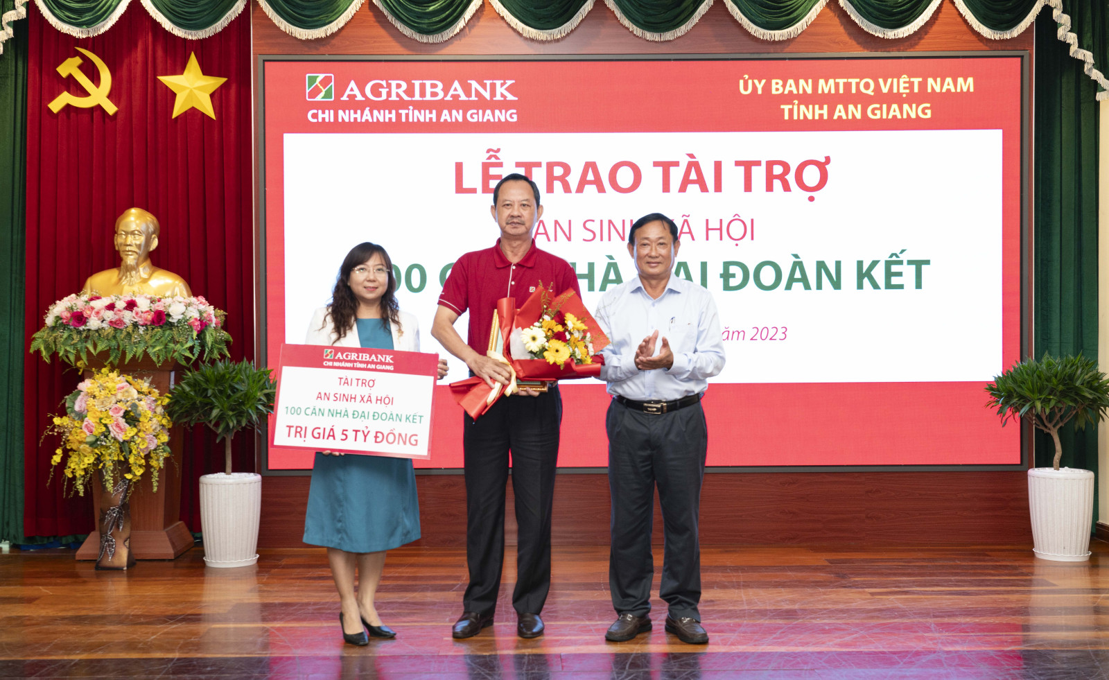 Agribank chi nhánh tỉnh An Giang tài trợ 5 tỷ đồng xây dựng 100 căn nhà Đại đoàn kết