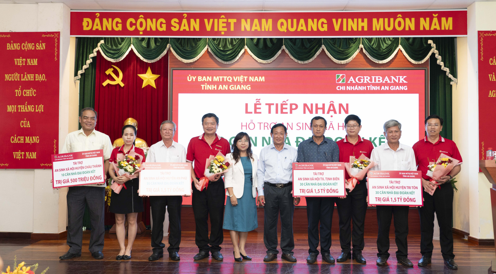 Agribank chi nhánh tỉnh An Giang tài trợ 5 tỷ đồng xây dựng 100 căn nhà Đại đoàn kết