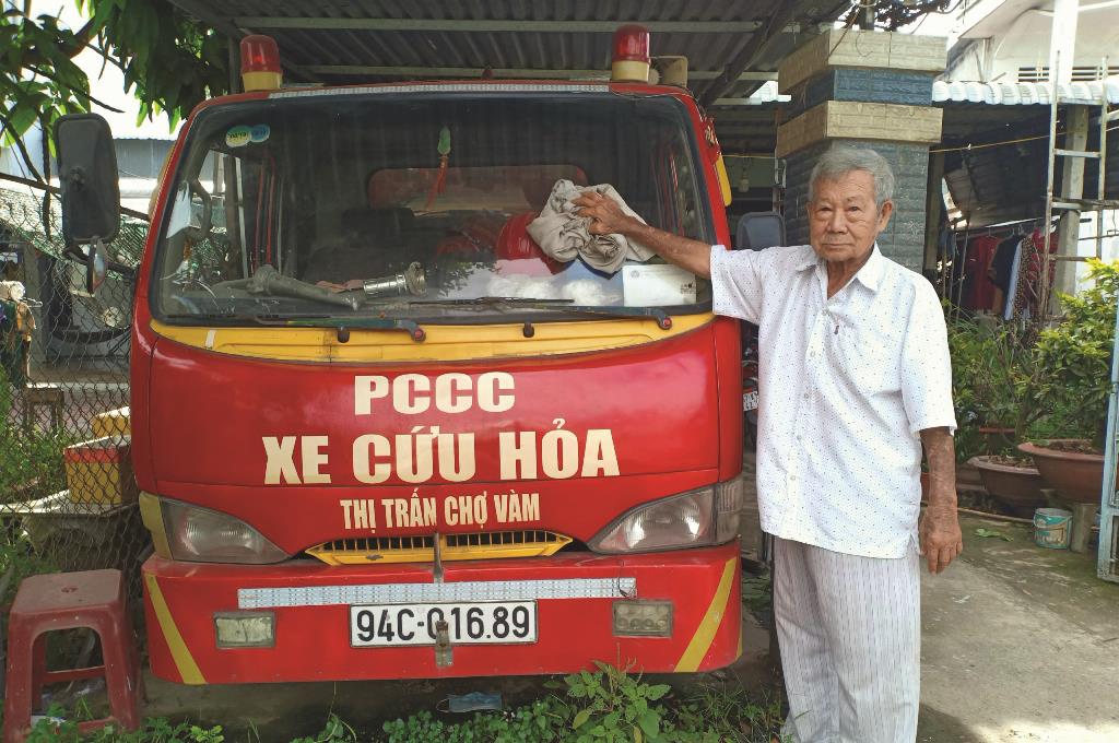 Ông Ba Ní làm từ thiện