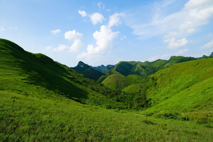 Đồi cỏ xanh mướt 'view triệu đô' ở Cao Bằng, khách rủ nhau tới cắm trại, săn mây