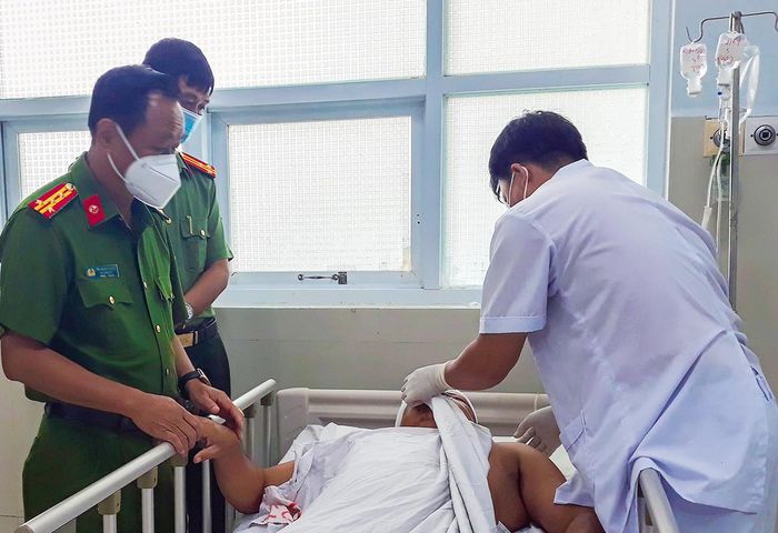 Vĩnh Long: Trưởng công an xã bị chém trọng thương khi ngăn hai nhóm thanh niên đánh nhau