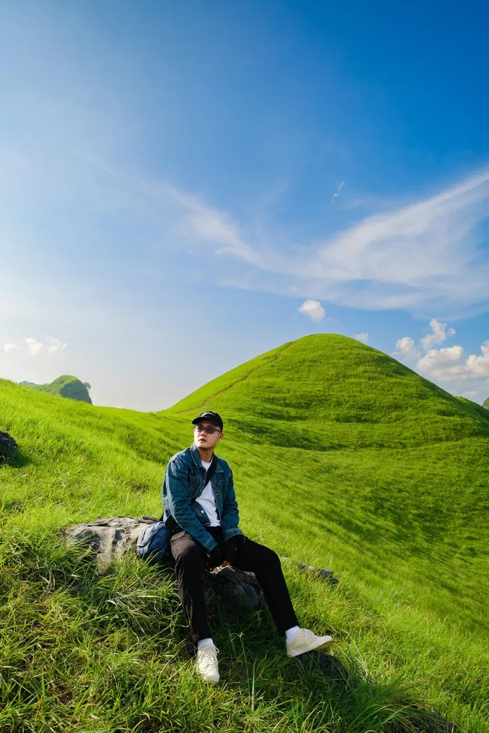 Đồi cỏ xanh mướt 'view triệu đô' ở Cao Bằng, khách rủ nhau tới cắm trại, săn mây