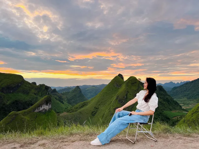 Đồi cỏ xanh mướt 'view triệu đô' ở Cao Bằng, khách rủ nhau tới cắm trại, săn mây