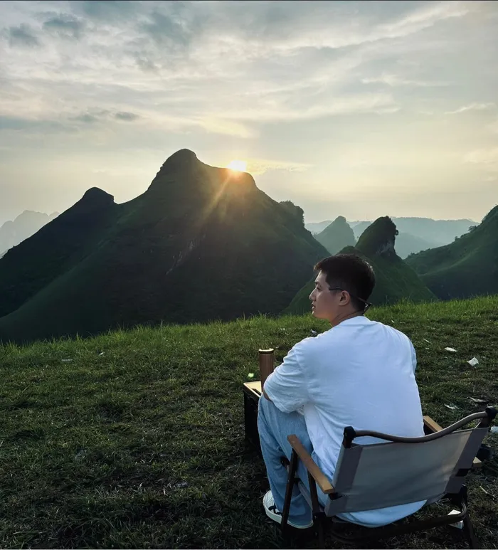 Đồi cỏ xanh mướt 'view triệu đô' ở Cao Bằng, khách rủ nhau tới cắm trại, săn mây
