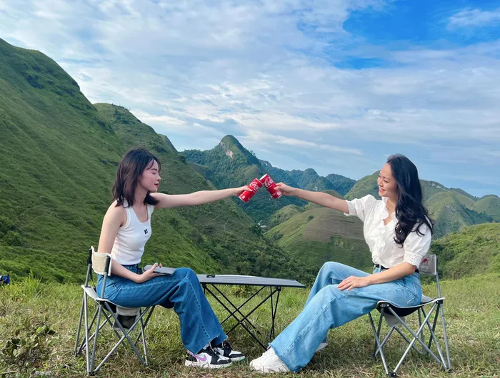 Đồi cỏ xanh mướt 'view triệu đô' ở Cao Bằng, khách rủ nhau tới cắm trại, săn mây