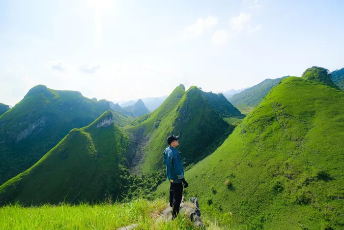 Đồi cỏ xanh mướt 'view triệu đô' ở Cao Bằng, khách rủ nhau tới cắm trại, săn mây