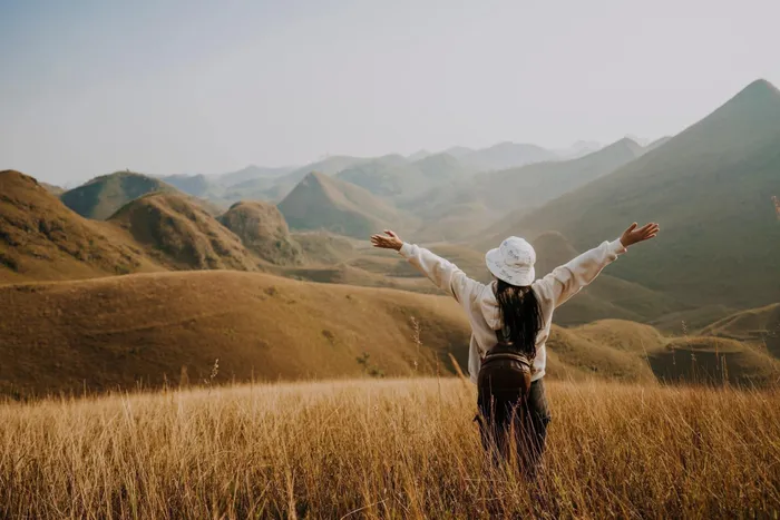 Đồi cỏ xanh mướt 'view triệu đô' ở Cao Bằng, khách rủ nhau tới cắm trại, săn mây