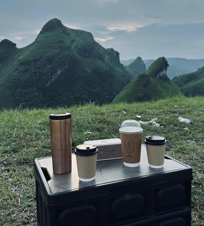 Đồi cỏ xanh mướt 'view triệu đô' ở Cao Bằng, khách rủ nhau tới cắm trại, săn mây