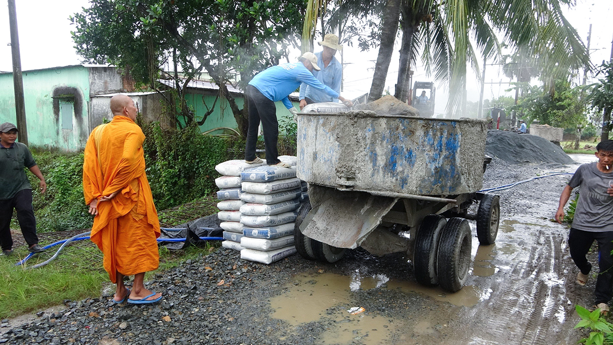 Hòa thượng Chau Sơn Hy vận động phật tử dân tộc thiểu số Khmer làm đường