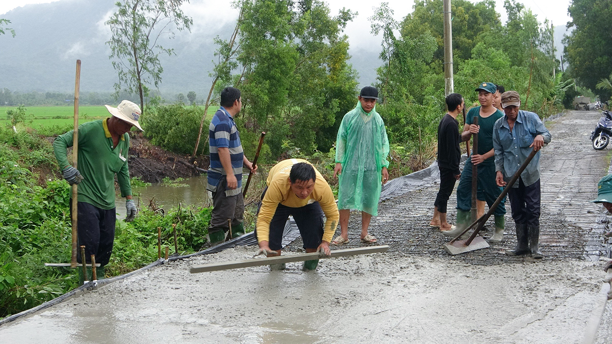 Hòa thượng Chau Sơn Hy vận động phật tử dân tộc thiểu số Khmer làm đường