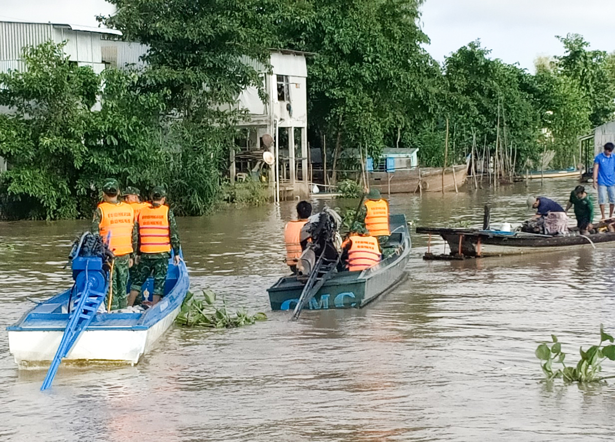 Tìm kiếm nạn nhân bị chìm trên sông Châu Đốc