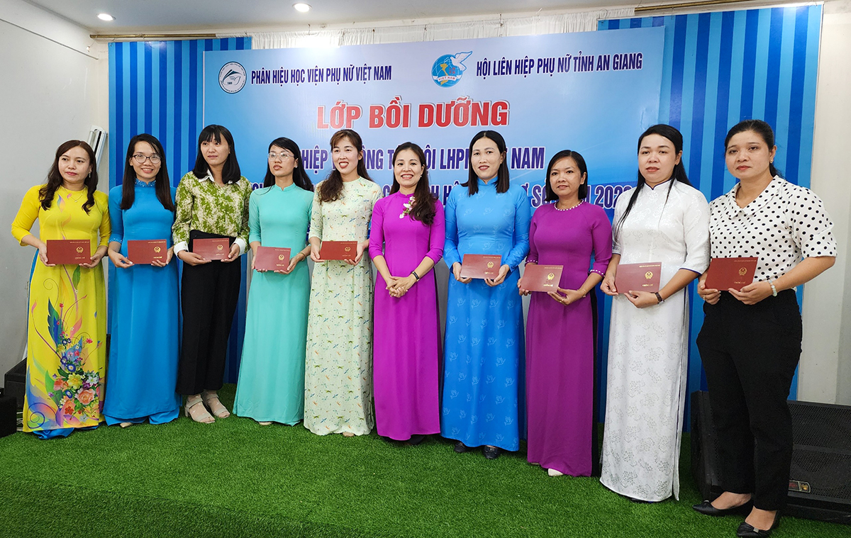 55 Chủ tịch, nguồn Chủ tịch Hội Liên hiệp Phụ nữ cơ sở hoàn thành bồi dưỡng nghiệp vụ công tác Hội