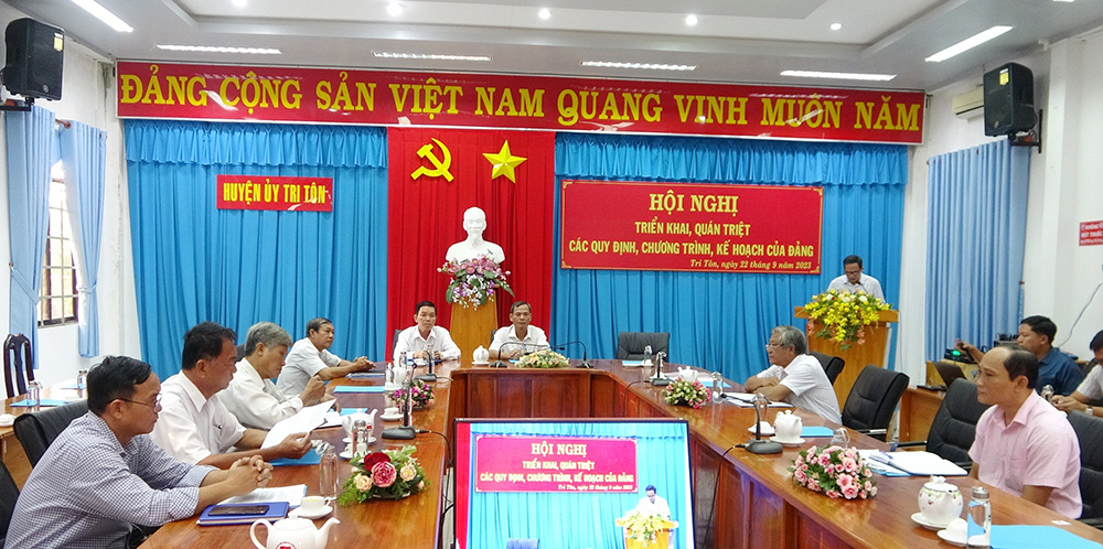 Huyện ủy Tri Tôn triển khai các văn bản của Đảng