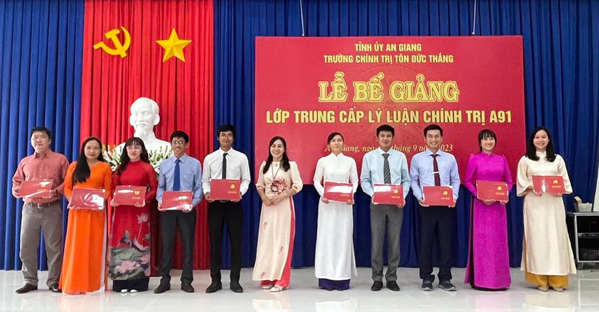 Trường Chính trị Tôn Đức Thắng bế giảng lớp Trung cấp Lý luận chính trị A91