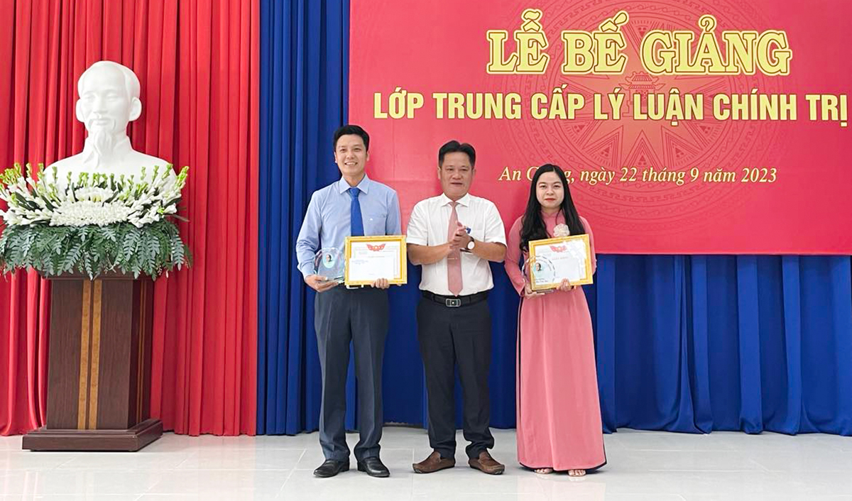 Trường Chính trị Tôn Đức Thắng bế giảng lớp Trung cấp Lý luận chính trị A91