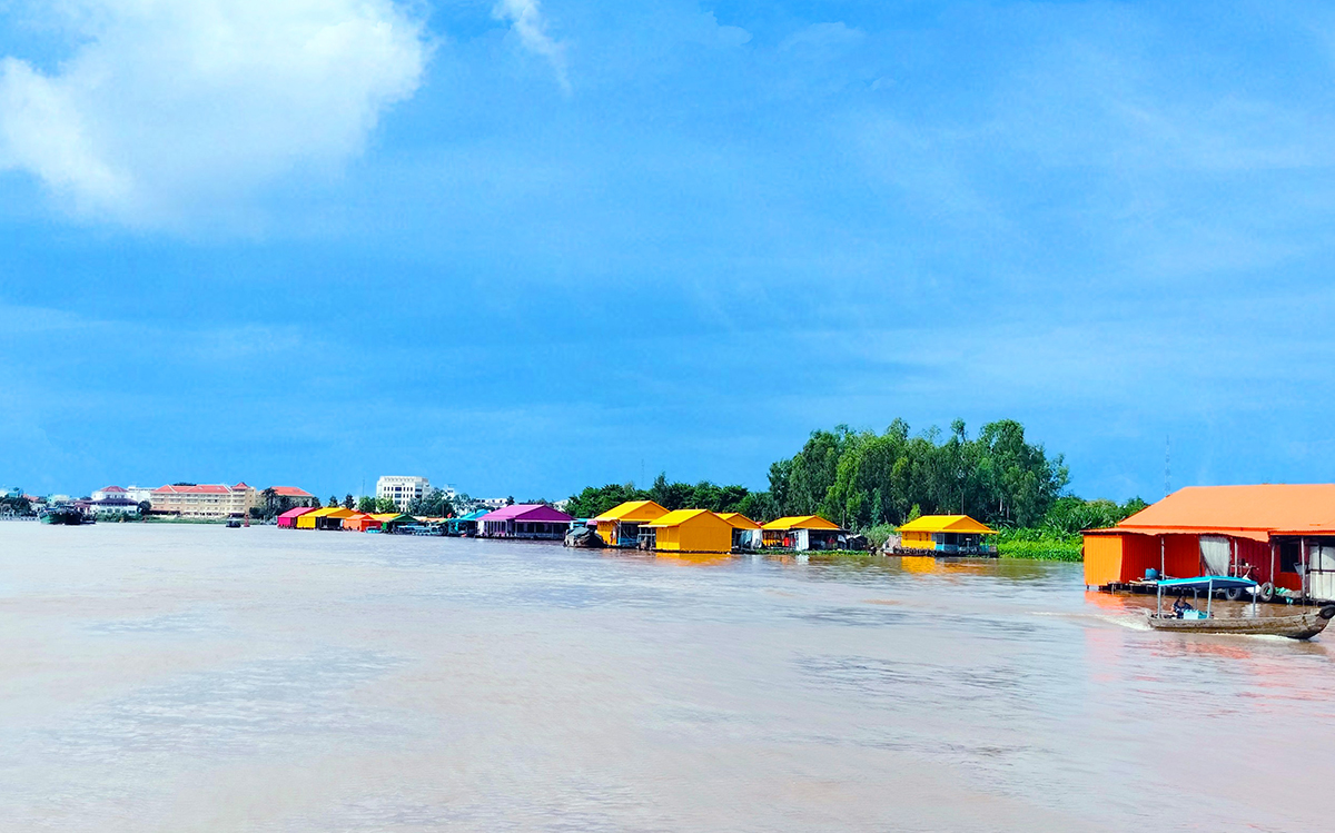 “Áo mới” làng bè bên sông Châu Đốc