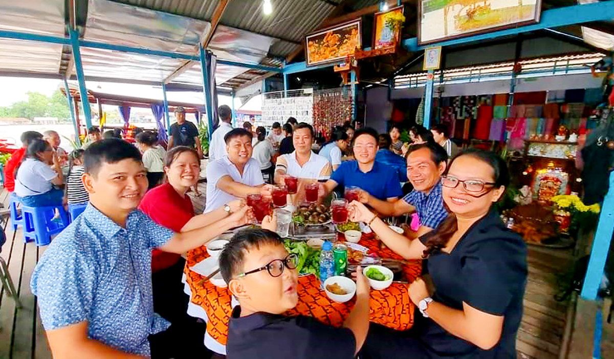 “Áo mới” làng bè bên sông Châu Đốc