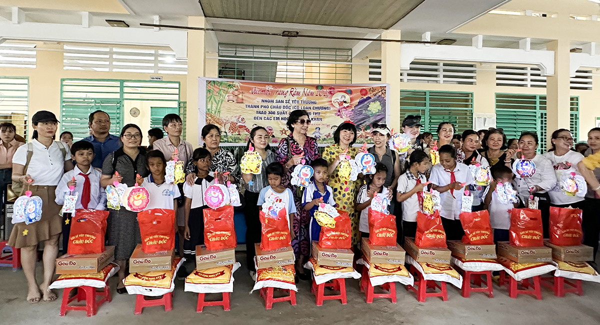 Thêm 350 thiếu nhi dân tộc thiểu số Khmer xã Châu Lăng được vui Trung thu