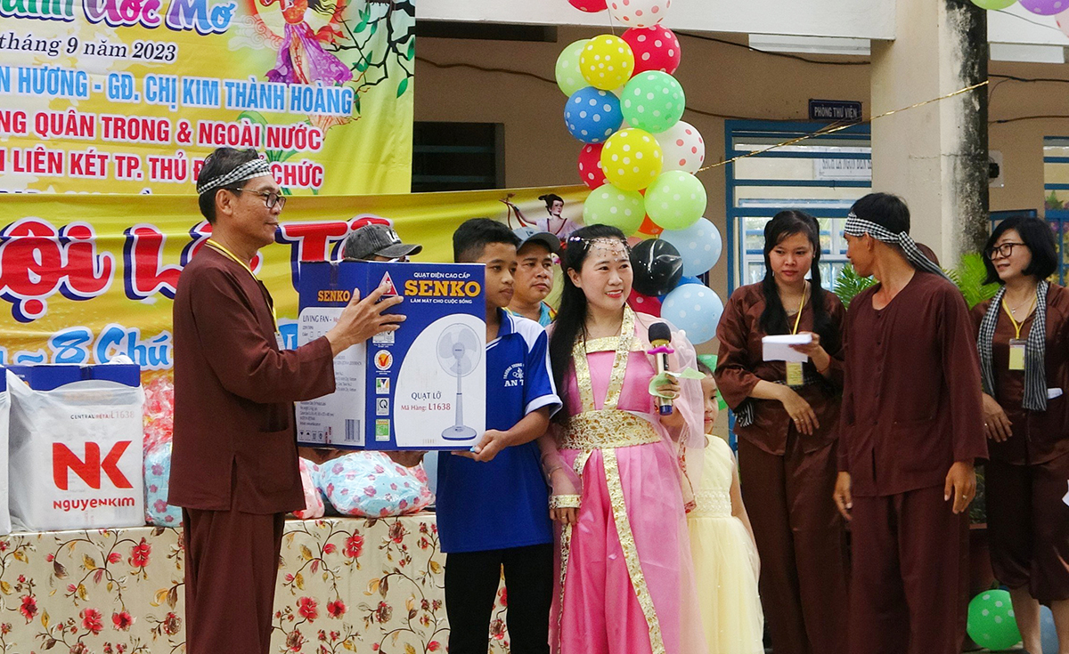 Thắp sáng ước mơ cho học sinh dân tộc thiểu số Khmer huyện Tri Tôn