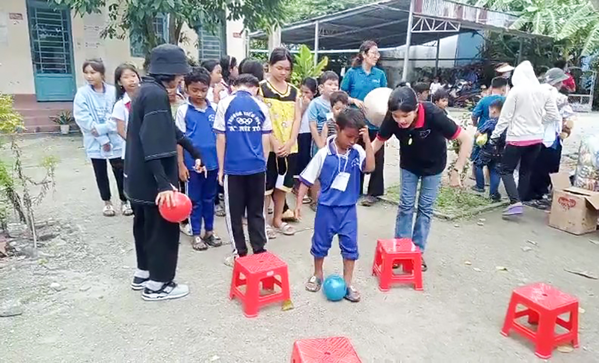 Thắp sáng ước mơ cho học sinh dân tộc thiểu số Khmer huyện Tri Tôn