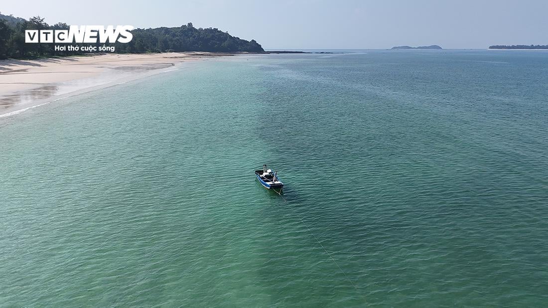 Ngắm biển xanh, cát trắng và vẻ đẹp nguyên sơ ở huyện đảo đẹp bậc nhất Việt Nam