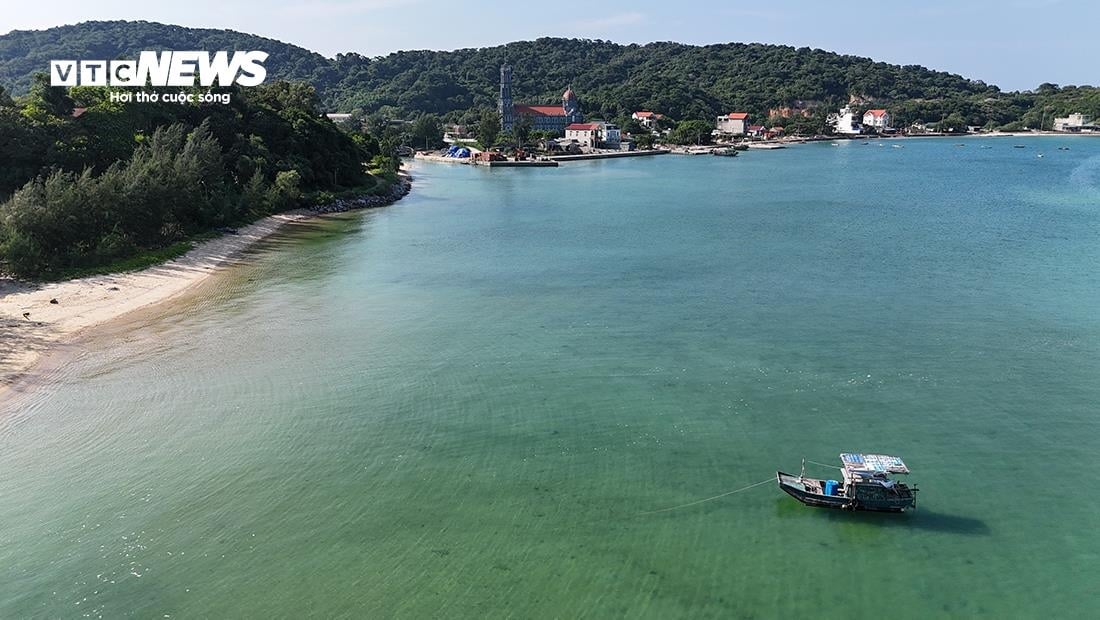 Ngắm biển xanh, cát trắng và vẻ đẹp nguyên sơ ở huyện đảo đẹp bậc nhất Việt Nam