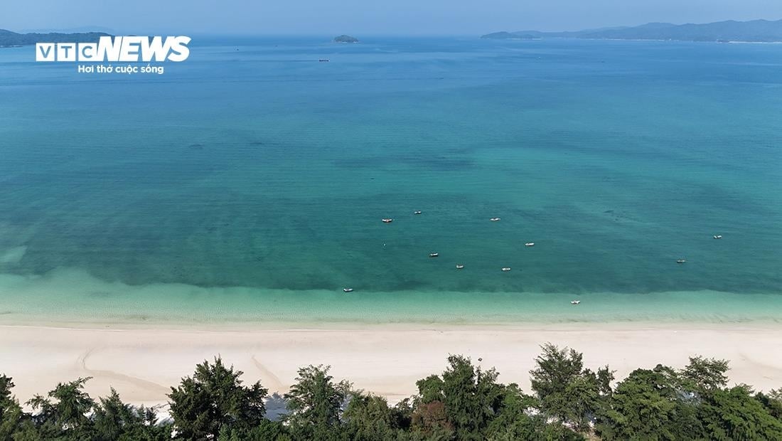 Ngắm biển xanh, cát trắng và vẻ đẹp nguyên sơ ở huyện đảo đẹp bậc nhất Việt Nam