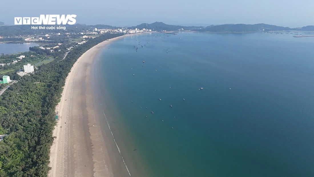 Ngắm biển xanh, cát trắng và vẻ đẹp nguyên sơ ở huyện đảo đẹp bậc nhất Việt Nam