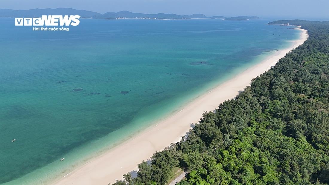 Ngắm biển xanh, cát trắng và vẻ đẹp nguyên sơ ở huyện đảo đẹp bậc nhất Việt Nam