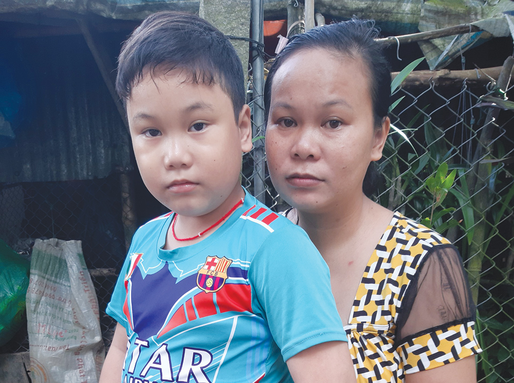 Cảnh khổ của người mẹ đơn thân
